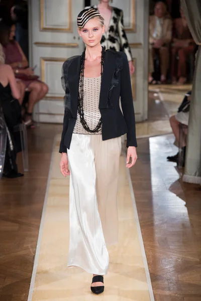 Look 16